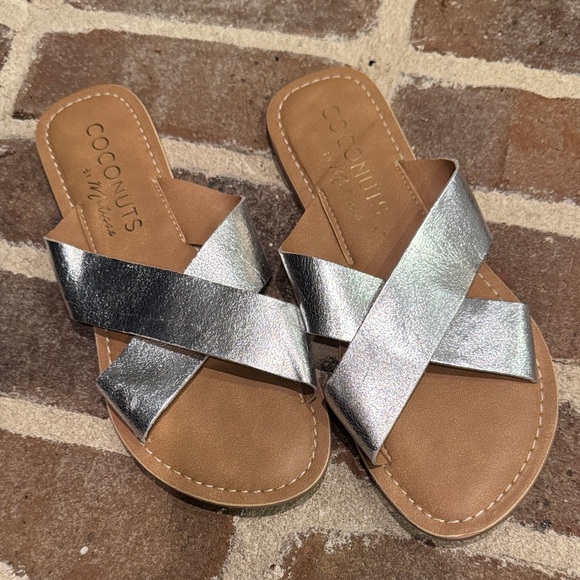 Coconuts by Matisse Pebble sandals in Silver size 8 - Picture 4 of 5